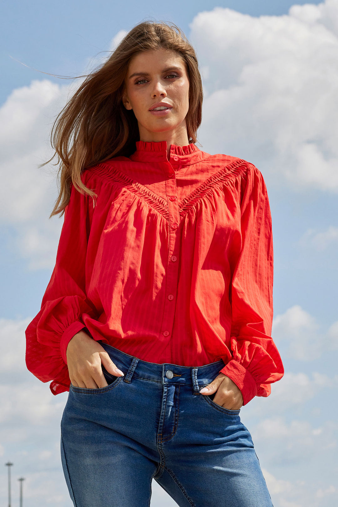 Faisa 163 - Rød Bluse med flæser og masser af farve: Udtryk din individualitet med denne elegante bluse! Tidsløst design med elegant finish| ZE-ZE
