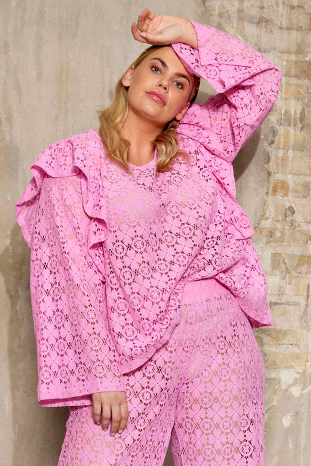 Få et farverigt og feminint look med vores pink blonde bluse : Shop plus size tøj til kvinder, der elsker deres kurver | Anyday