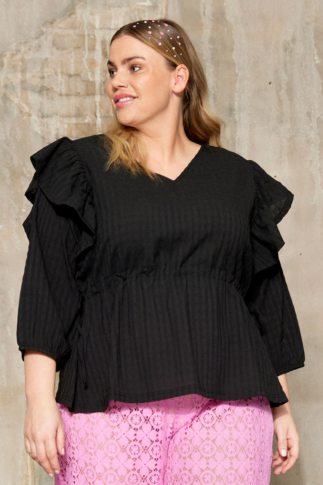 Sort bluse med justerbart bindebånd: Stil og komfort i én | Shop plus size tøj til kvinder, der elsker deres kurver | Anyday